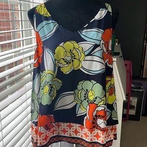 Crown and Ivy Petite V-neck sleeveless spring top